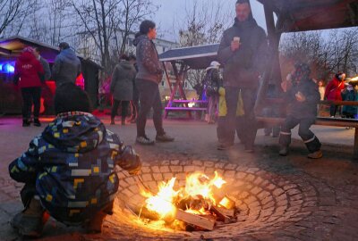 Weihnachtsmarkt-Premiere in Zschopau findet großen Anklang - Am Lagerfeuer herrschte eine gemütliche Atmosphäre. Foto: Andreas Bauer