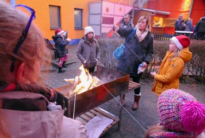 Weihnachtsmarkt-Premiere in Zschopau findet großen Anklang - Auch im "High Point" loderte das Feuer, an dem Stockbrot gebacken wurde. Foto: Andreas Bauer
