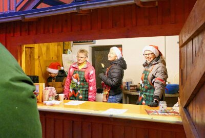 Weihnachtsmarkt-Premiere in Zschopau findet großen Anklang - Der Spaß war allen Beteiligten deutlich anzumerken. Foto: Andreas Bauer