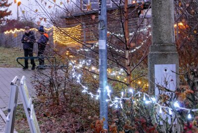 Weihnachtsmarkt-Premiere in Zschopau findet großen Anklang - Auch der Weg zwischen Kita und Jugendclub war mit viel Aufwand geschmückt worden. Foto: Andreas Bauer