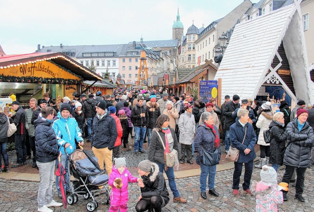 Weihnachtsmarkt wird eröffnet: Zwei-Meter Weihnachtsstollen ist dabei - Tausende besuchen alljährlich den Annaberger Weihnachtsmarkt. Foto: Ilka Ruck /Archiv