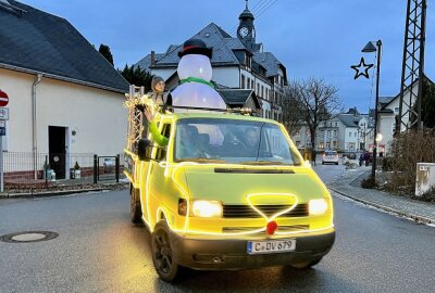 Weihnachtsmobil ist durch Thalheim gefahren - Das Weihnachtsmobil ist gestern durch Thalheim gefahren. Foto: Ralf Wendland