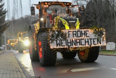 Weihnachtstour durch das Erzgebirge führt auch über Schneeberg und Aue - Geschmückte Traktoren, LKW und Busse sind in der Region unterwegs gewesen. Foto: Ralf Wendland