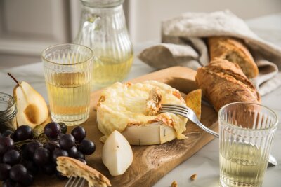 Wein zum Essen: Sommeliers verraten perfekte Paarungen - Zu cremigem Käse schmecken leicht säuerliche Weine besonders gut.