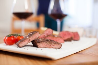 Wein zum Essen: Sommeliers verraten perfekte Paarungen - Die Röstaromen von gebratenem oder gegrilltem Steak harmonieren besonders gut mit Rotwein.