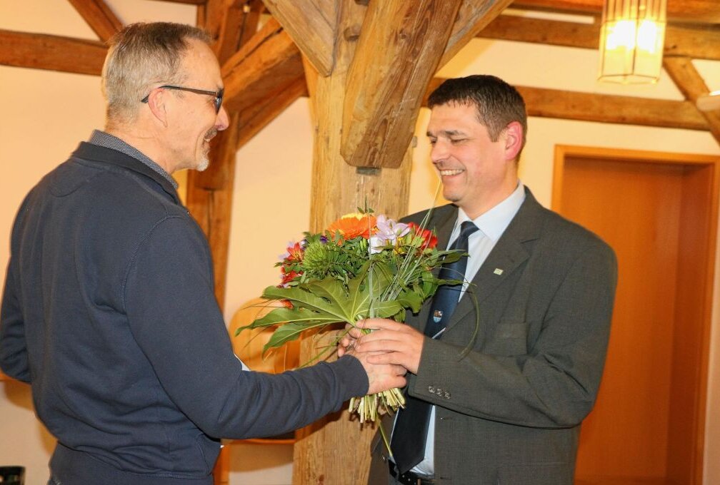 Weischlitzer Bürgermeister vereidigt - Michael Kellner (links) gratuliert Bürgermeister Steffen Raab. Foto: Simone Zeh