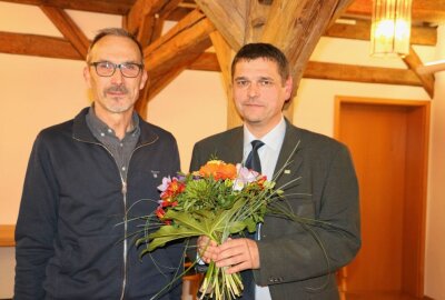 Weischlitzer Bürgermeister vereidigt - Michael Kellner (links) gratuliert Bürgermeister Steffen Raab. Foto: Simone Zeh