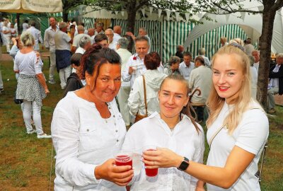 Weiß ist für einen Abend die bestimmende Farbe - Simona Schrapps und ihre Töchter waren erstmals dabei. Foto: Michel