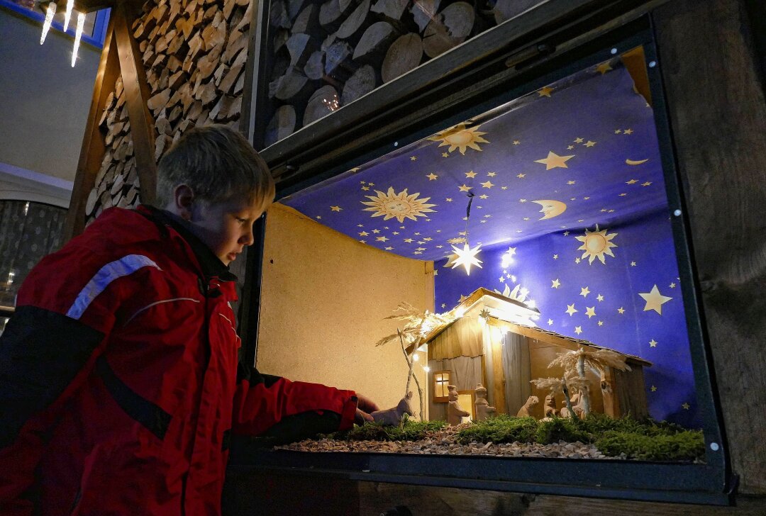 Weißbacher Krippenweg wieder ein Besuchermagnet - Die vom neunjährigen Nils Reuter gefertigte Krippe ist direkt vorm Haus seiner Familie zu sehen. Foto: Andreas Bauer