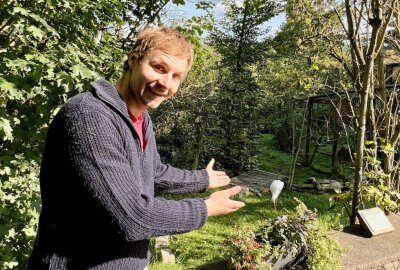 Weißstörche gehen "Saisonehen" ein - Zootierpfleger Peter Hömke vorm Gehege des Weißstorches. Foto: Ralf Wendland