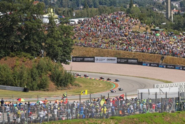 Weit mehr als 200.000 Fans werden 2023 am Sachsenring erwartet - Motorsport und Menschenmassen - dafür ist der Sachsenring bekannt. Foto: Markus Pfeifer