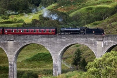 Weite Zugreisen durch Europa - vieles ist machbar - Der Touristenzug The Jacobite verkehrt im Westen Schottlands.