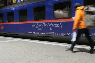Weite Zugreisen durch Europa - vieles ist machbar - Dunkelblau und rot im Erscheinungsbild: Die Nachtreisezüge der Österreichischen Bundesbahnen heißen Nightjets und fahren auch von vielen deutschen Städten ab.