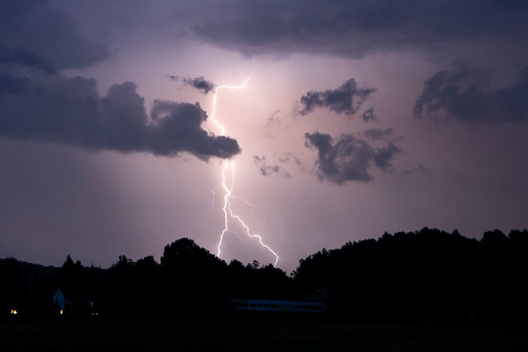 Weiter teils kräftige Gewitter am Samstag und Sonntag - Ein Blitz erhellt den Nachthimmel.