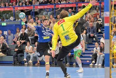 Weitere Niederlage für den EHV Aue - Der EHV Aue - am Ball Jan Blecha - hat zuhause gegen den TSV GWD Minden verloren. Foto: Ralf Wendland