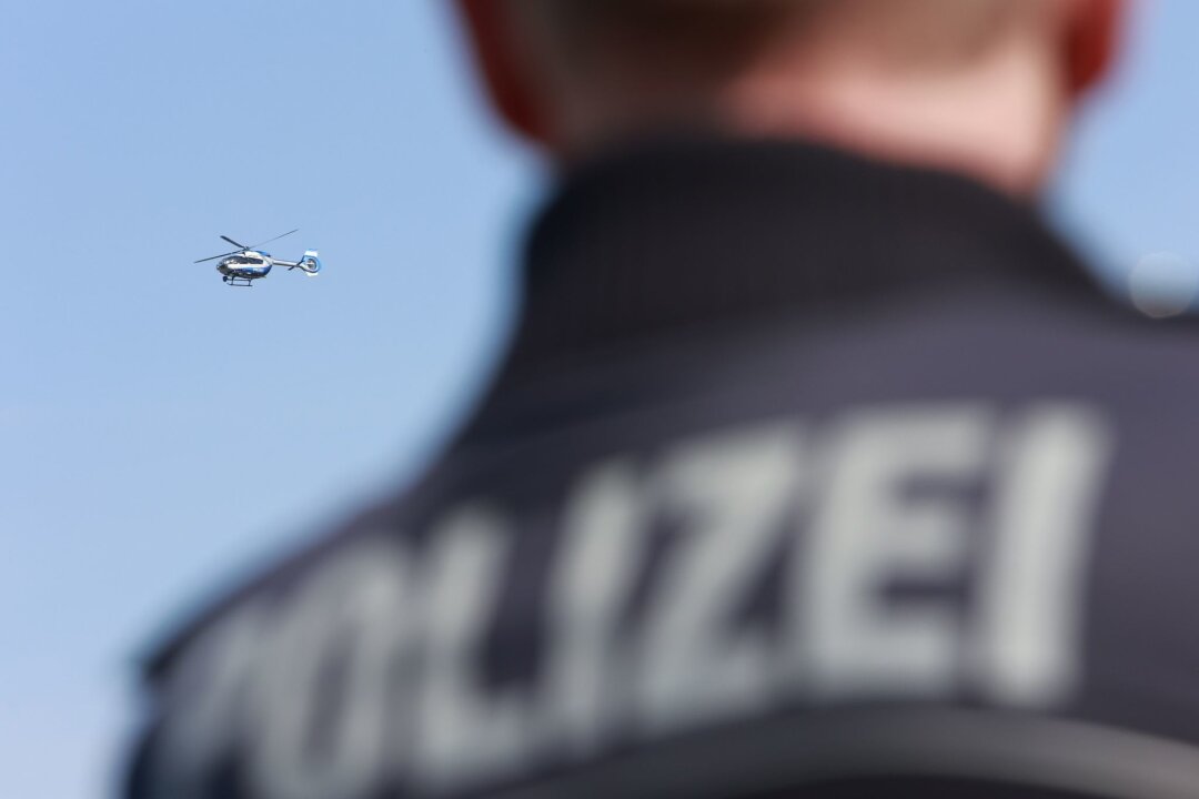Weitere Polizisten in Sachsen unter Extremismusverdacht - Ein Hubschrauber der Polizei fliegt in der Luft.