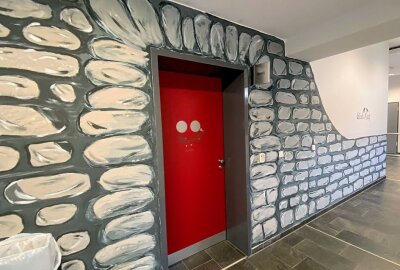 Weitere Wandgestaltung in der Auer Schwimmhalle - Der Eingangsbereich zur Sauna wird in der Auer Schwimmhalle als Stolleneingang gestaltet. Foto: Ralf Wendland