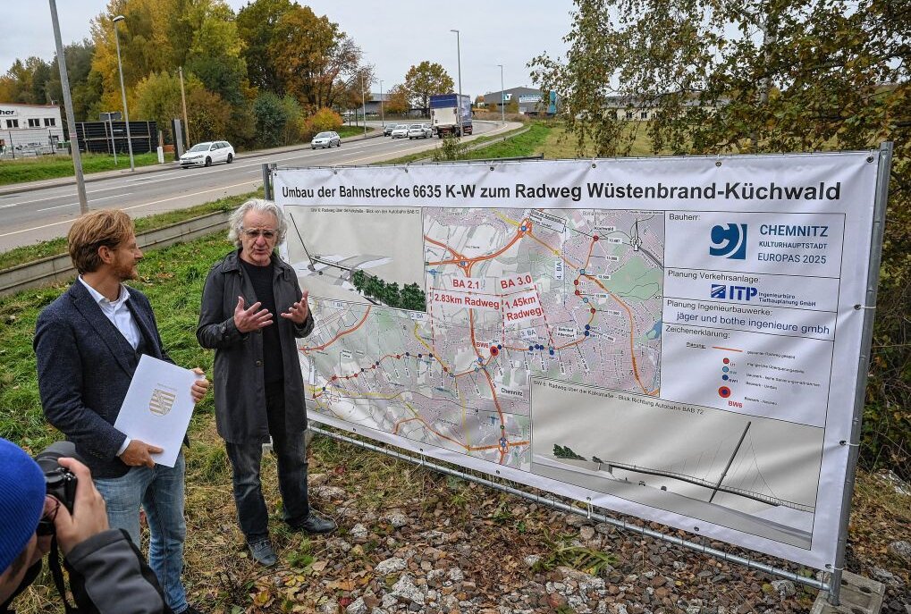 Baubürgermeister Michael Stözer und Planer Eckard Bothe an der Stelle, wo die Brücke nach den nächsten Bauabschnitten über die Kalkstraße führen soll.Foto: Andreas Seidel
