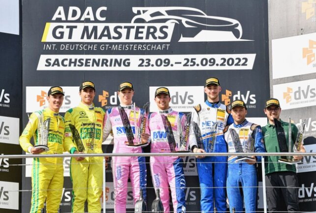 Weiterer neuer Zuschauerrekord am Sachsenring - Die Siegreichen des ADAC GT Masters am Sonntag. Foto: Thorsten Horn