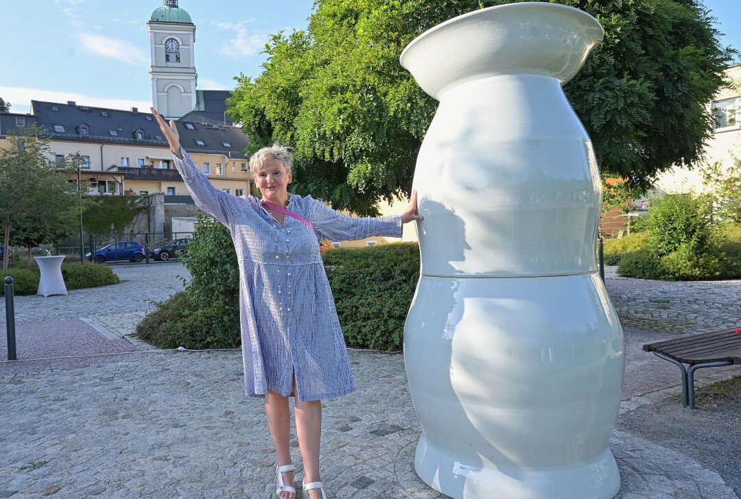 Weiteres Kunstwerk am Purple Path eingeweiht - In Lößnitz sind am Purple Path die Skulpturen "Monumentale Porzellane" der Künstlerin Uli Aigner eingeweiht worden. Foto: Ralf Wendland