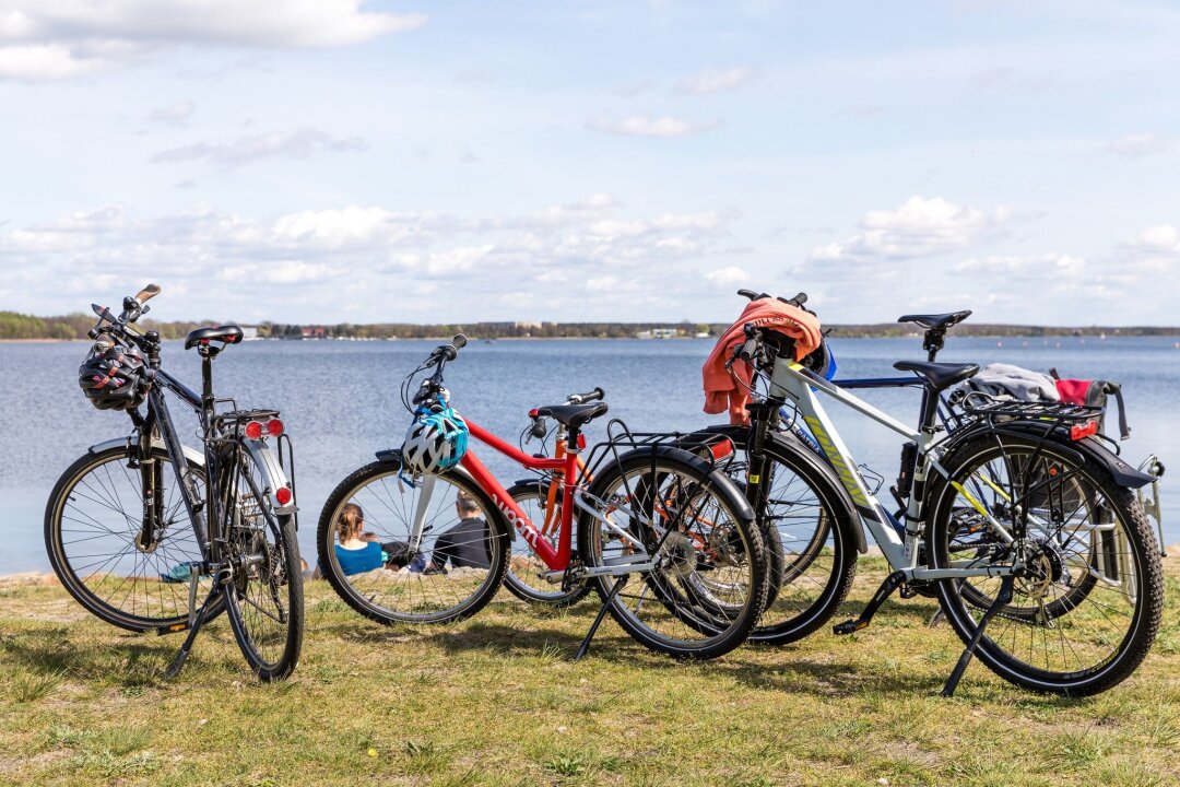 Weiterhin sommerliche Temperaturen in Sachsen - Fahrräder stehen am Ufer des Senftenberger Sees. Bei frühsommerlichen Temperaturen sitzen die Radbesitzer am Ufer des Sees.