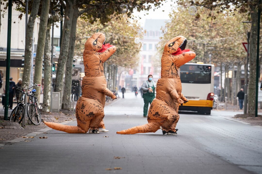 Welche Kostüme am Steuer verboten sind - Dino-Duo extrem: Doch auch mit nicht ganz so opulenten Karnevalskostümen sollte man besser nicht ans Autosteuer.
