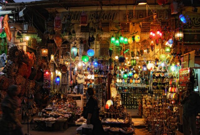 Welche Reiseziele sind in Sachsens Reisebüros 2023 gefragt? - Bei einem abendlichen Bummel über den Chan el-Chalili in Kairo fühlt man sich ganz schnell in die Welt von Tausendundeiner Nacht versetzt. Foto: Jürgen Sorge 