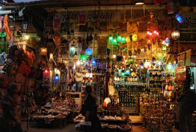Welche Reiseziele sind in Sachsens Reisebüros 2023 gefragt? - Bei einem abendlichen Bummel über den Chan el-Chalili in Kairo fühlt man sich ganz schnell in die Welt von Tausendundeiner Nacht versetzt. Foto: Jürgen Sorge 