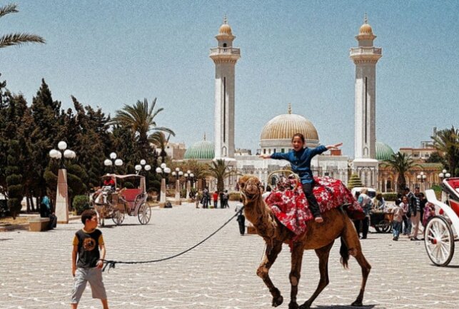 Welche Reiseziele sind in Sachsens Reisebüros 2023 gefragt? - Das Mausoleum des ehemaligen tunesischen Präsidenten Habib Bourguiba ist eine Sehenswürdigkeit in der Stadt Monastir. Foto: Jürgen Sorge