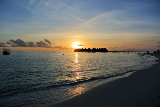 Welche Reiseziele sind in Sachsens Reisebüros 2023 gefragt? - Ein Sonnenuntergang auf den Malediven. Foto: Martin Simon/pixelio.de