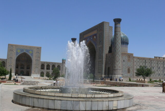 Welche Reiseziele sind in Sachsens Reisebüros 2023 gefragt? - Die große Moschee in Samarkand. Auch Usbekistan ist ein beleibtes Reiseland. Foto: Nikolai Fokscha/pixelio.de