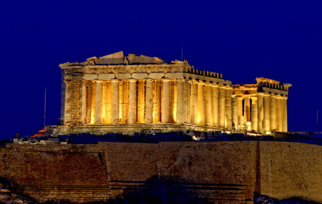 Welche Reiseziele sind in Sachsens Reisebüros 2023 gefragt? - Ein Blick auf die Akropolis von Athen. Foto: Konstantinos Dafalias/pixelio.de