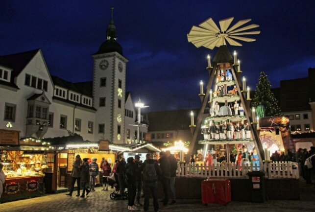 Finden in Mittelsachsen in diesem Jahr Weihnachtsmärkte statt? Im Bild: Der Freiberger Obermarkt. Foto. Wieland Josch/Archiv