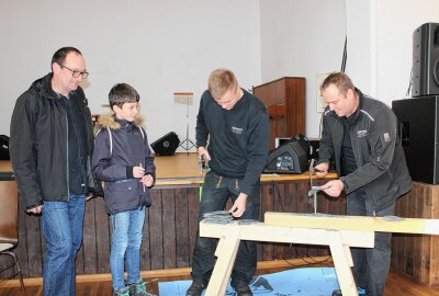 Welcher Beruf könnte zu mir passen? - Einblicke ins Dachdeckerhandwerk gewährten Jörg Apfelstädt und Sohn Paolo. Foto: Jana Kretzschmann