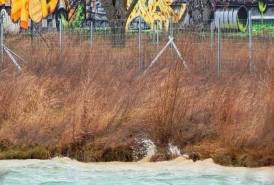 Wellenbrecher wie an der See: Heftige Sturmböen fegen durch Sachsen - Sturmmotive aus Leipzig-Kleinpösna . Foto: Anke Brod