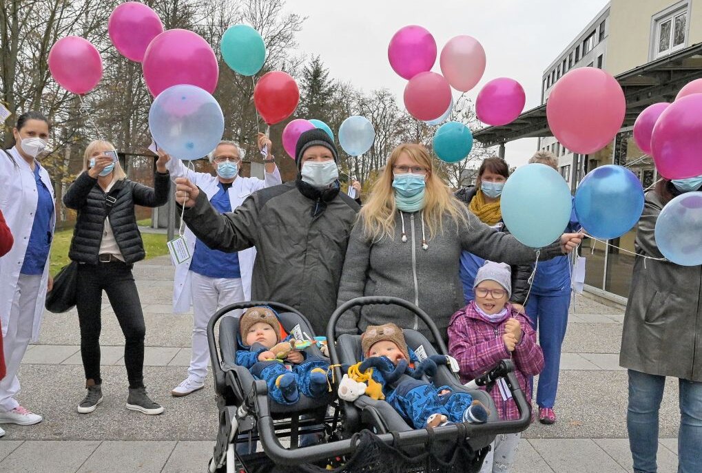 Waren beim Luftballon-Steigen dabei: Tanja und Alexander Schwertl mit ihrer Tochter Leonie und den Zwillingen Nick und Felix. Foto: Ralf Wendland