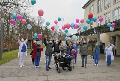 Welt-Frühgeborenen-Tag am Helios Klinikum Aue - Zum Welt-Frühgeborenen-Tag hat man heute vorm Helios Klinikum in Aue traditionell Luftballons steigen lassen. Foto: Ralf Wendland