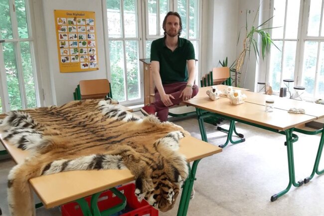 Welt-Tiger-Tag: Zu Besuch bei Wolodja im Tierpark - Zoopädagoge Jan Klösters in der Tierpark-Schule. Foto: bl/ Anika Weber