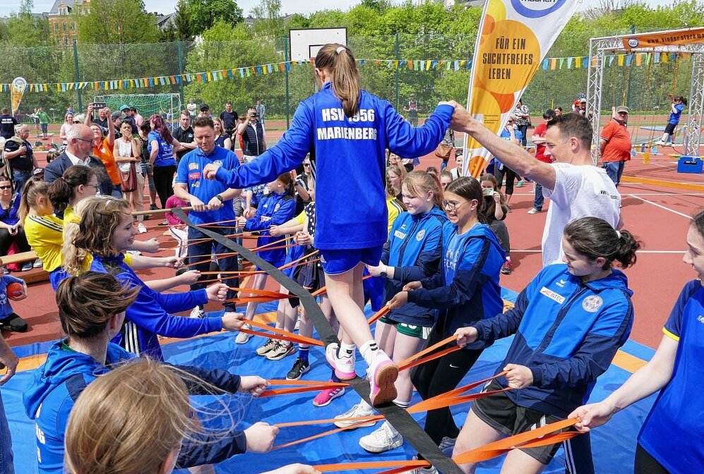 Weltmeister sprüht in Marienberg vor Energie - Von den Nachwuchs-Handballerinnen wurde eine lebendige Brücke gebildet, um das gegenseitige Vertrauen zu stärken. Foto: Andreas Bauer