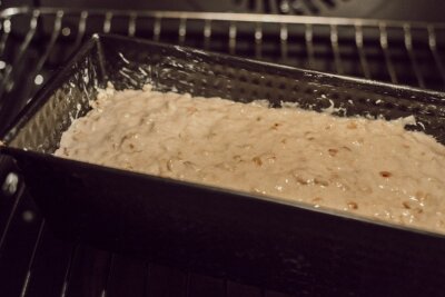Und in den kalten Ofen gestellt. Der Ofen wird anschließend auf 200 Grad (Ober-/Unterhitze) eingestellt. Nach ungefähr 60 Minuten ist das Brot fertig.