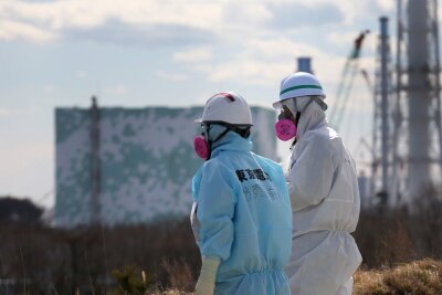 Wenn Atomkerne zerfallen: Was ist Radioaktivität? - Nach der Katastrophe in Fukushima gab es an manchen Stellen eine Strahlung von mehreren hundert Sievert. Ist ein Mensch solch einer Strahlung ausgesetzt, stirbt er innerhalb kürzester Zeit.