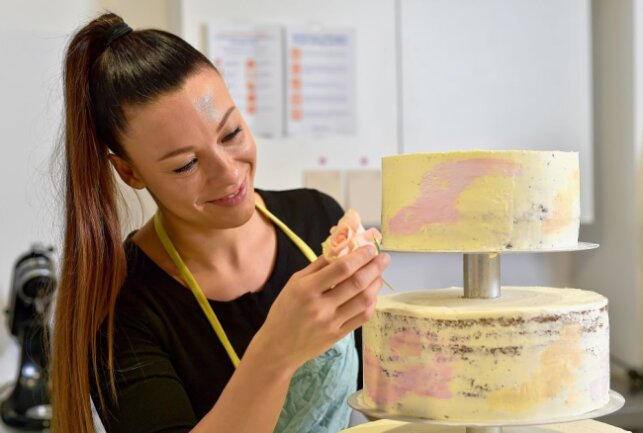 Wenn aus einer Torte ein Kunstwerk wird - "Einzelstücke"-Inhaberin Janette Graf beim Dekorieren einer Hochzeitstorte im neuen Geschäft auf dem Brühl.  Foto: Sven Gleisberg