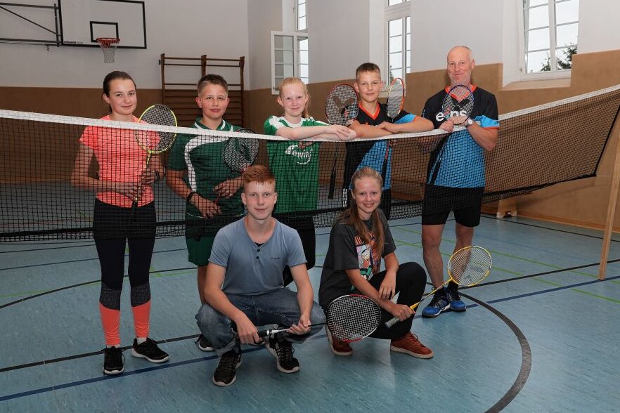 Wenn Badminton verbindet: Junge Ukrainer trainieren in Ottendorf - Laura, Kevin, Nelly, Lenny mit Trainer Heiko Reichel (hinten von links) haben Timur und Paulina gut aufgenommen. Foto: Andrea Funke