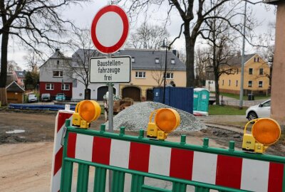 Wenn ein Dorf im Vogtland zur Baustelle wird - Hier kommt kein Fahrzeug durch. Foto: Simone Zeh