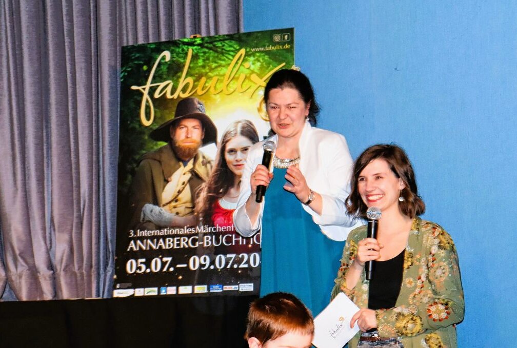 Wenn gute und böse Mächte die Märchenstadt Annaberg-Buchholz erobern - Projektleiterin Kristin Baden-Walther und Linda Drescher (v.l.) enthüllten das "fabulix"-Plakat. Foto: Ilka Ruck