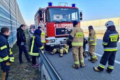 Wenn Helfer Hilfe benötigen: Polnische Feuerwehr hilft Kameraden aus Erzgebirge - Aufgrund einer defekten Wasserpumpe ist eines der Fahrzeuge auf der polnischen Autobahn liegen geblieben.