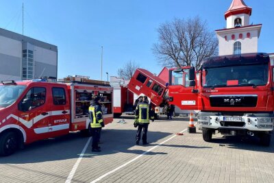 Wenn Helfer Hilfe benötigen: Polnische Feuerwehr hilft Kameraden aus Erzgebirge - Aufgrund einer defekten Wasserpumpe ist eines der Fahrzeuge auf der polnischen Autobahn liegen geblieben.