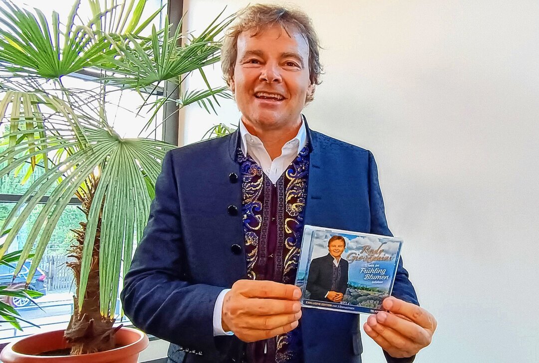 "Wenn im Frühling Blumen blühen": Rudy Giovannini veröffentlicht neues Album - Rudy Giovannini zeigt stolz seine CD. Foto: Maik Bohn
