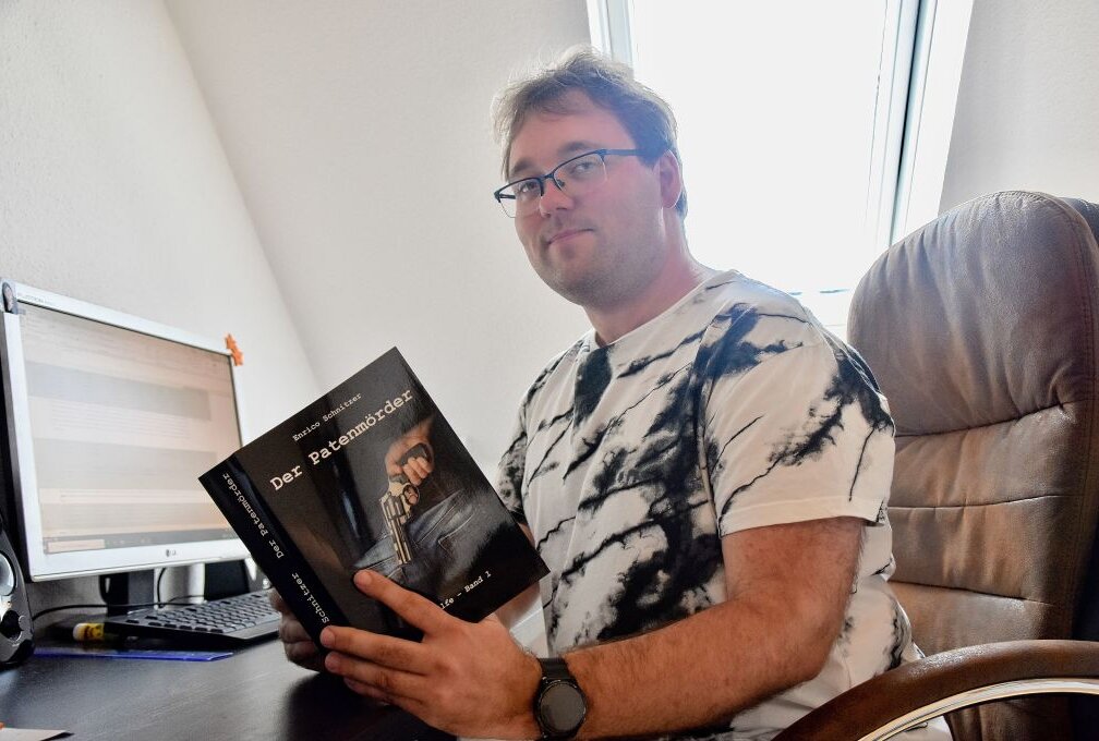 Wenn Träume ein Roman werden: Limbach-Oberfrohnaer veröffentlicht Buch - Enrico Schnitzer mit seinem Roman "Der Patenmörder".Foto: Steffi Hofmann