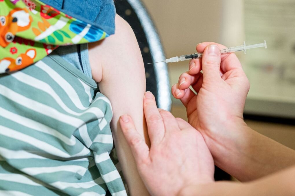 Wer die Corona-Impfung künftig noch braucht - Für gesunde Kinder und Jugendliche in Deutschland will die Ständige Impfkommission (Stiko) angesichts der abgeschwächten Pandemie-Lage keine Corona-Impfung mehr empfehlen.